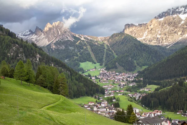 Selva vesnice v Jižní Tyrolsko, Dolomity, Itálie — Stock fotografie