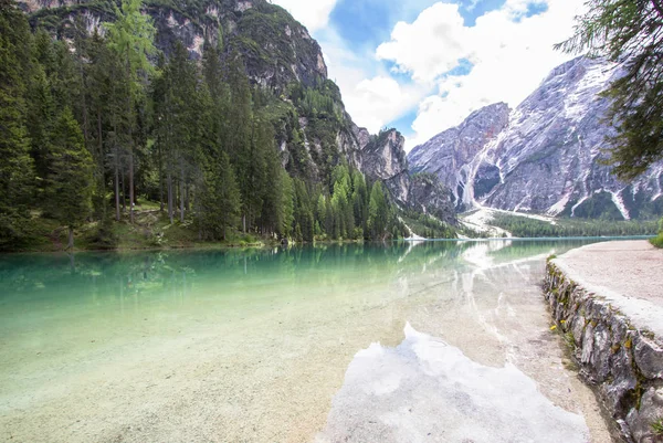 Lake Braies Dolomites, İtalya içinde — Stok fotoğraf