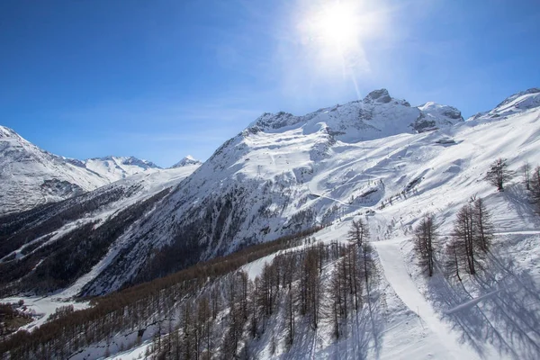 Ski Tracks in een Zwitserse bergen in Saas-Fee — Stockfoto