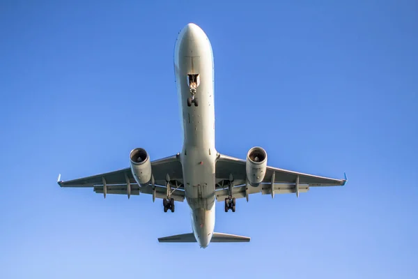 飛行機を着陸します。 — ストック写真