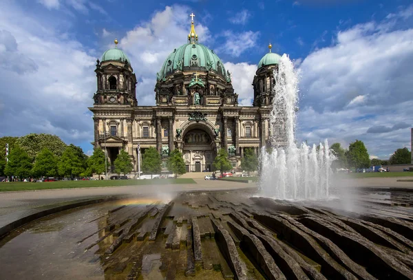 柏林的大教堂和喷泉, 德国 — 图库照片