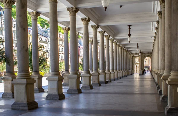 Değirmen colonnade Karlovy Vary, Çek Cumhuriyeti — Stok fotoğraf