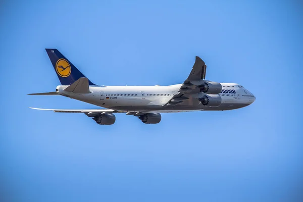 Passanger airplane taking off — Stock Photo, Image