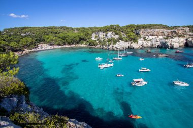 Tekneler ve yatlar Macarella plajda, Menorca, İspanya