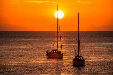 gün batımında Yelkenliler