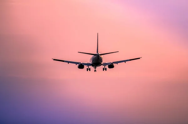 Flugzeug landet bei Sonnenuntergang — Stockfoto