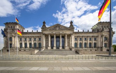 Reichstag Binası ve Alman bayrakları, Berlin
