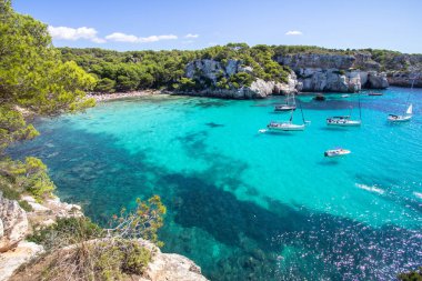Tekneler ve yatlar Macarella plajda, Menorca, İspanya