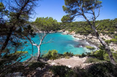 Panorama görünümünü Cala Mitjana, Menorca, İspanya
