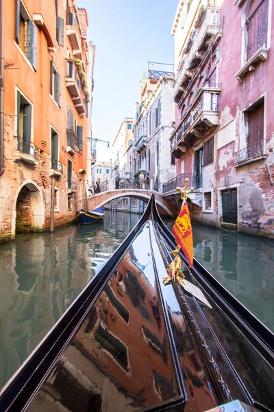 Kleiner venezianischer kanal, venedig, italien — Stockfoto