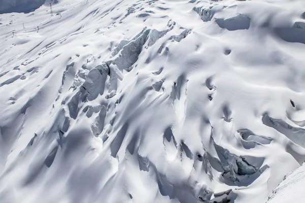 Glaciar cubierto de nieve en una montaña de Saas-Fee en Suiza — Foto de Stock