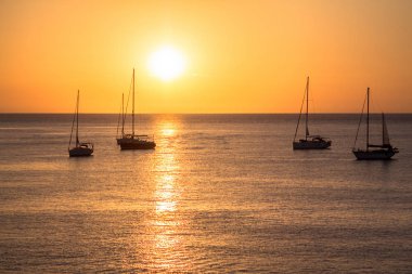 gün batımında Yelkenliler