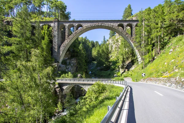 Bogen des Viadukts in der Schweiz — Stockfoto