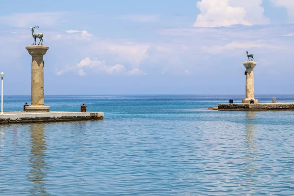 Estátua de veados em Mandraki Harbour, Rhodes, Grécia — Fotografia de Stock