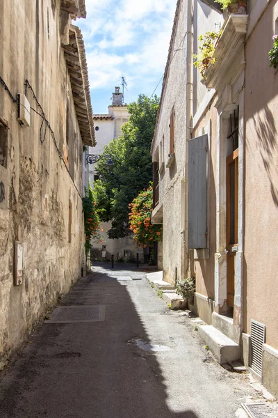 Alte straße in arles, frankreich — Stockfoto