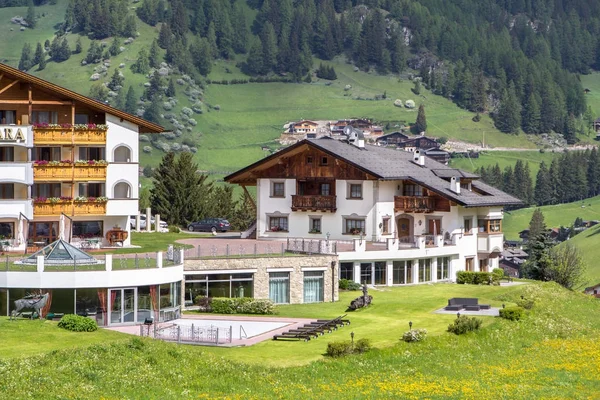 Tradycyjny alpejski Hotel — Zdjęcie stockowe