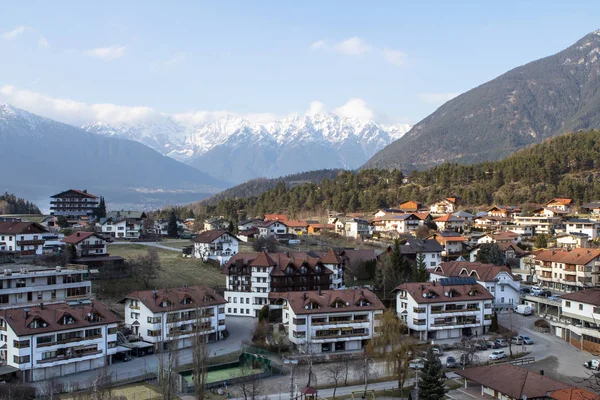 Petit village dans les Alpes — Photo