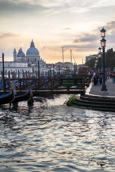 Basílica Santa Maria della Salute con góndolas, Venecia — Foto de Stock