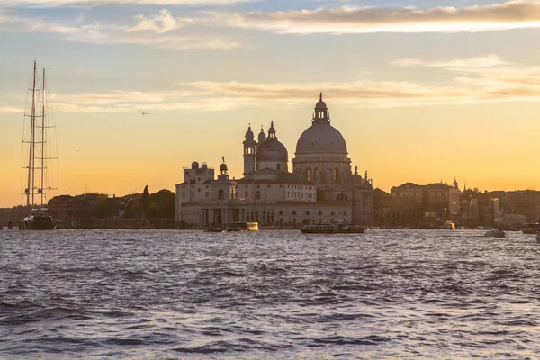 Puesta de sol detrás de la iglesia de Madonna Della Salute en Venecia — Foto de Stock