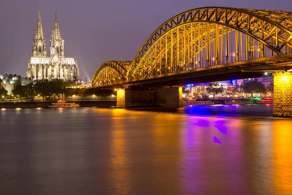 Pont Hohenzollern et cathédrale de Cologne, Cologne, Allemagne — Photo