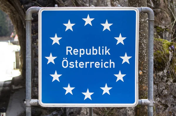 Grens teken Oostenrijk op weg — Stockfoto