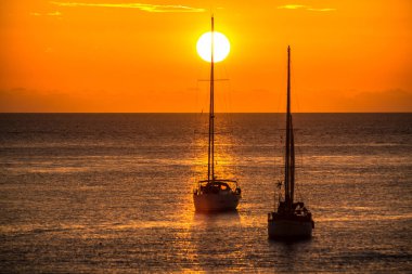 gün batımında Yelkenliler
