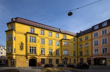 Münih'te sarı binalar