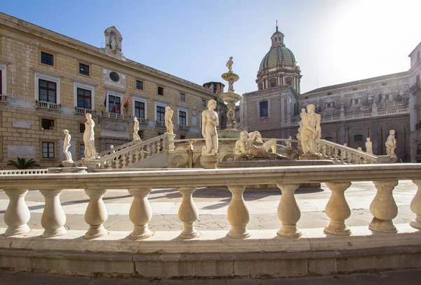 Fontein van schaamte op Piazza Pretoria, Palermo, Italië — Stockfoto