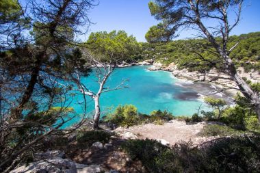 Panorama görünümünü Cala Mitjana, Menorca, İspanya