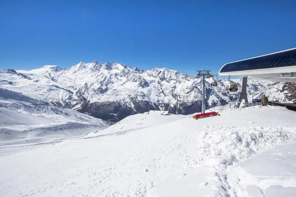 Dağın tepesinde Kayak istasyonu — Stok fotoğraf