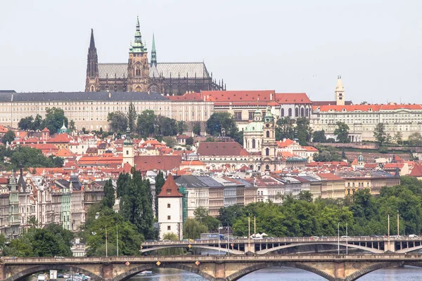 Widok z lotu ptaka starego miasta i mostu Karola w Pradze, Republika Czeska — Zdjęcie stockowe