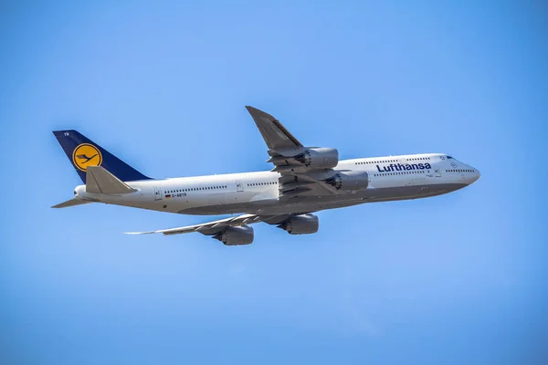 Passanger airplane taking off — Stock Photo, Image