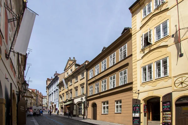 Historische gebouwen in de oude stad in Praag, Tsjechië — Stockfoto
