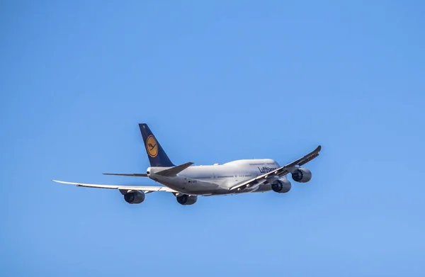 Passanger airplane taking off — Stock Photo, Image