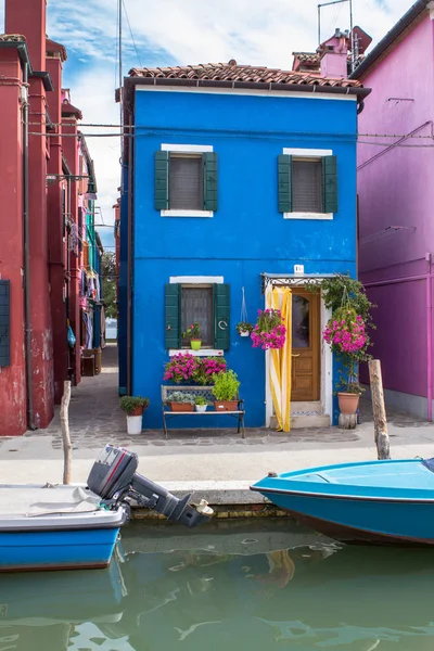 Barevné domy v Burano, Benátky — Stock fotografie