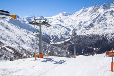 Dağın tepesinde Kayak istasyonu