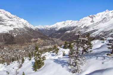 Bir Saas-Fee Köyü Valley, İsviçre 