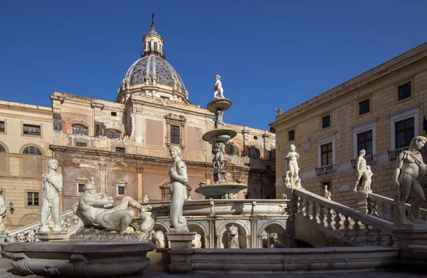 Fontaine de honte sur la Piazza Pretoria, Palerme, Italie — Photo