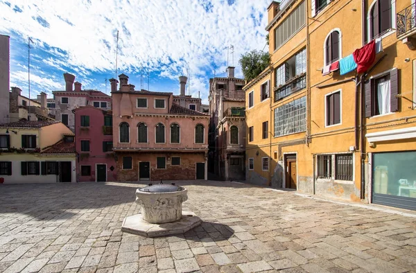 Lilla torg i Venedig, Italien — Stockfoto
