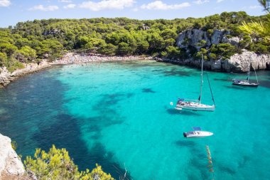 Tekneler ve yatlar Macarella plajda, Menorca, İspanya