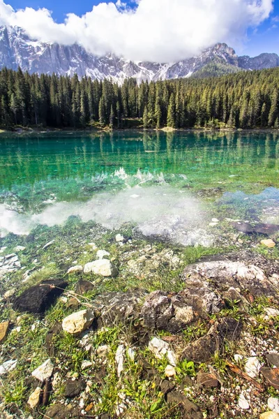 Karersee, sjö i Dolomiterna i Sydtyrolen, Italien — Stockfoto