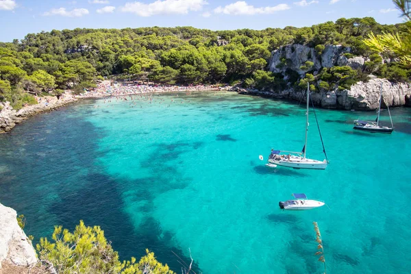 Barcos e iates na praia da Macarella, Menorca, Espanha — Fotografia de Stock