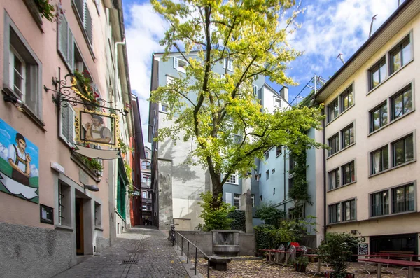 Architektura w Zurychu na rzeki Limmat — Zdjęcie stockowe