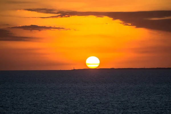 Zonsondergang boven zee — Stockfoto