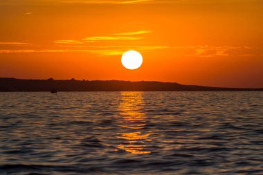 Denizin üzerinde gün batımı
