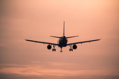 Gün batımında uçak inecek.