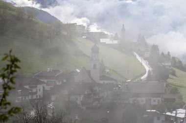 Dağ köyü kilise South Tyrol, İtalya