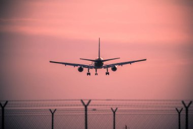 Gün batımında uçak inecek.