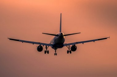 Gün batımında uçak inecek.