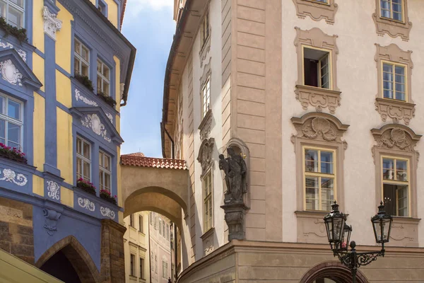 Historische gebouwen in de oude stad in Praag, Tsjechië — Stockfoto